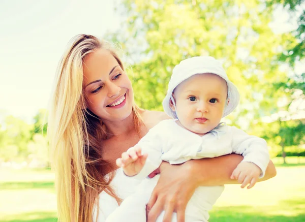 Glad mamma med lilla baby i park — Stockfoto