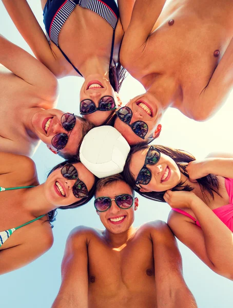 Amigos sonrientes en círculo en la playa de verano — Foto de Stock