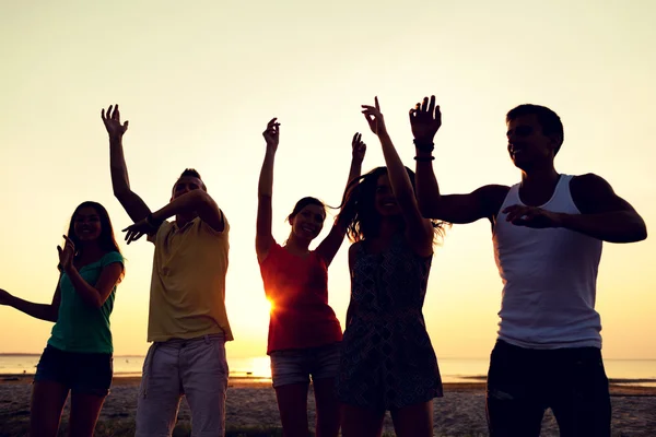 Amici sorridenti che ballano sulla spiaggia estiva — Foto Stock