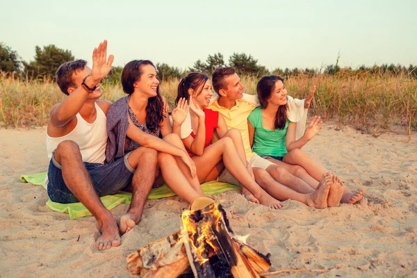 Lachende vrienden in zonnebril op zomer strand — Stockfoto