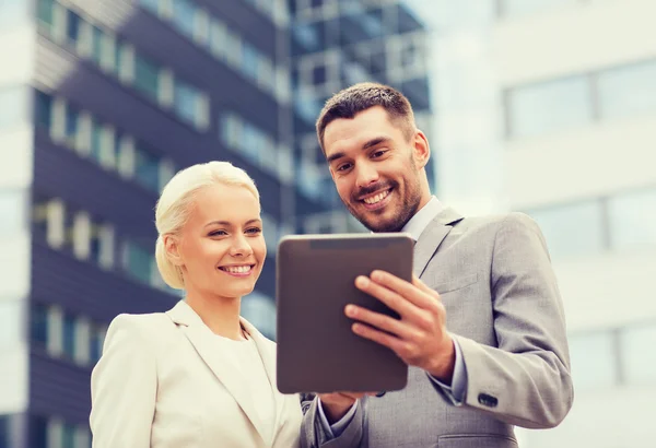 Lächelnde Geschäftsleute mit Tablet-PC im Freien — Stockfoto