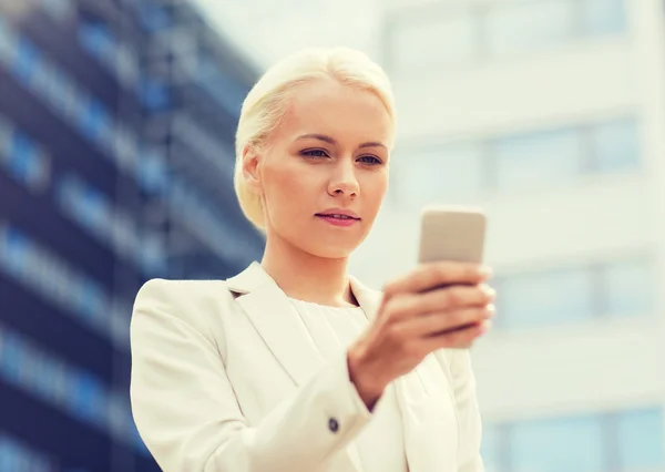 Seriöse Geschäftsfrau mit Smartphone im Freien — Stockfoto