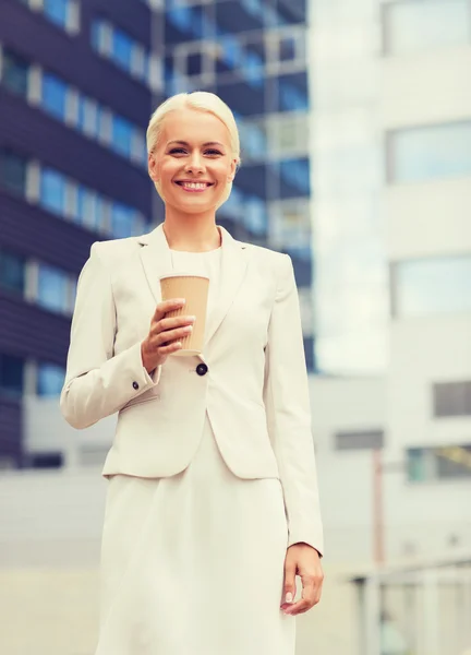 Ler affärskvinna med papper kopp utomhus — Stockfoto