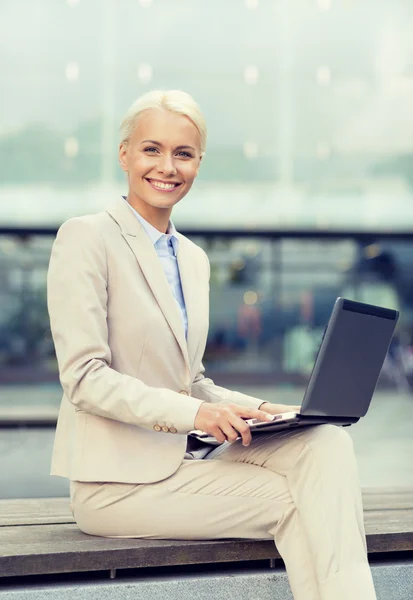 Dizüstü bilgisayar açık havada ile çalışma iş kadını gülümseyen — Stok fotoğraf