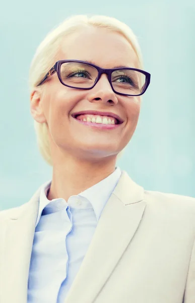 Young smiling businesswoman over office building — Stock Photo, Image