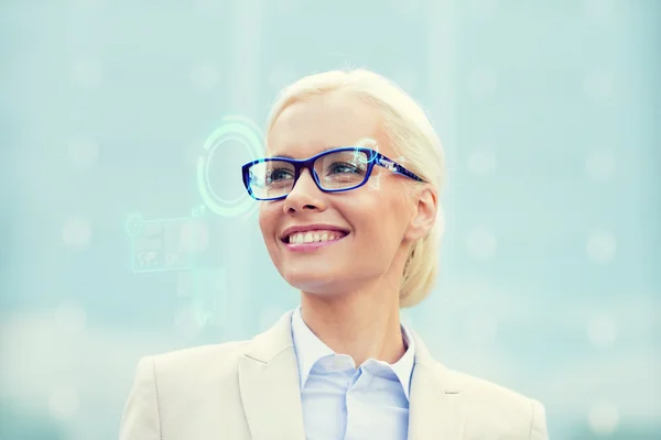 Молодая улыбающаяся деловая женщина в очках на открытом воздухе — стоковое фото