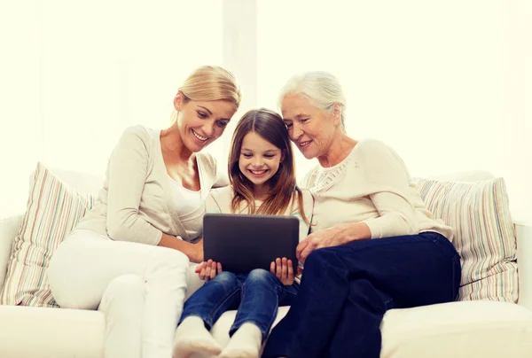 Lächelnde Familie mit Tablet-PC zu Hause — Stockfoto