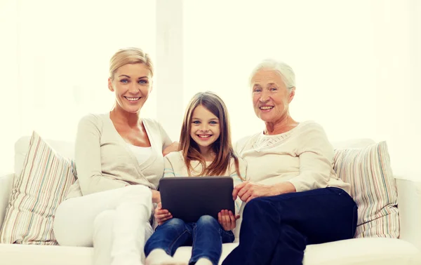 Família sorrindo com tablet pc em casa — Fotografia de Stock