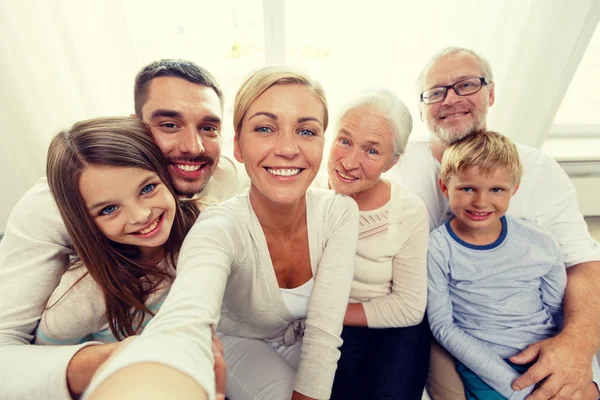 Ευτυχισμένη οικογένεια κάνοντας selfie στο σπίτι — Φωτογραφία Αρχείου