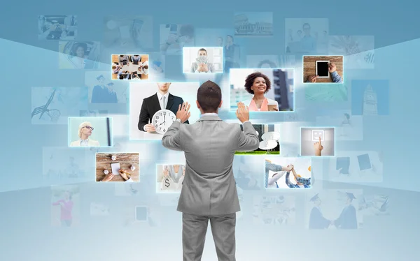 Biznesmen z wirtualnego ekranu — Zdjęcie stockowe