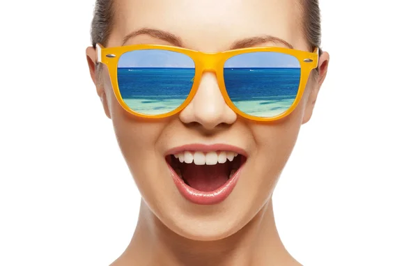 Amazed girl in shades — Stock Photo, Image