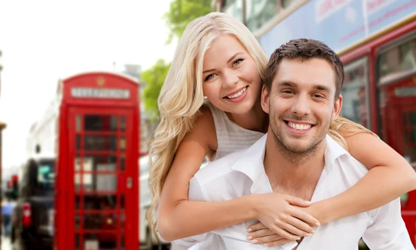 Feliz casal abraçando sobre Londres rua da cidade — Fotografia de Stock