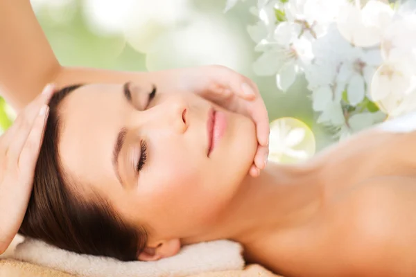 Mooie vrouw in spa salon met gezichtsmassage — Stockfoto