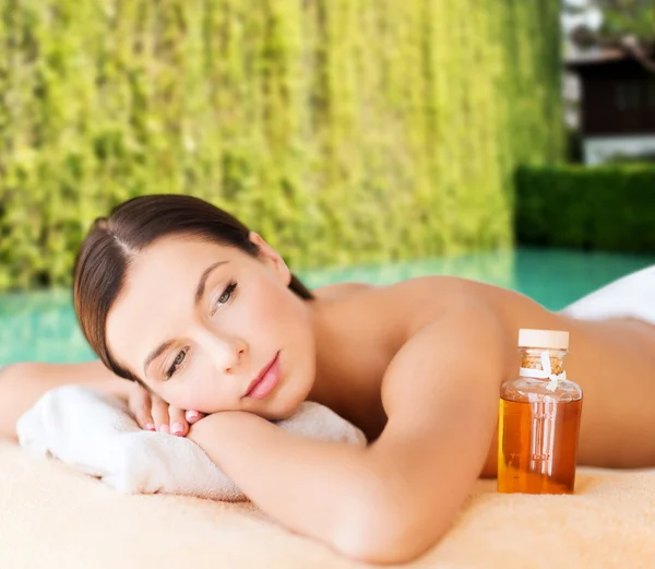 Mujer feliz en spa de belleza — Foto de Stock