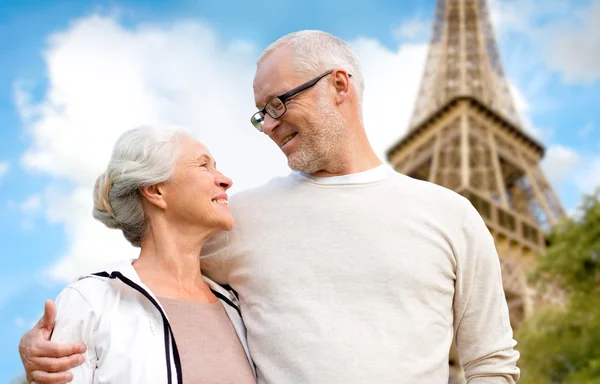 Happy senior couple over paris eiffel tower — Stock Photo, Image