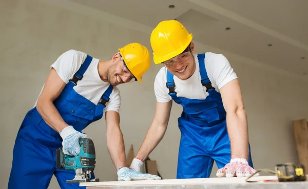 Grupo de constructores con herramientas en interiores —  Fotos de Stock