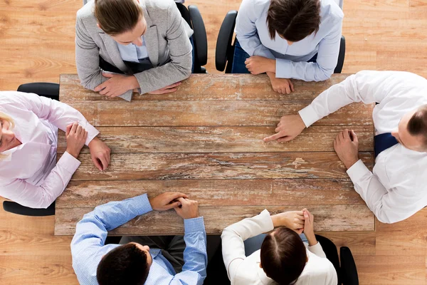 Primer plano del equipo de negocios sentado en la mesa — Foto de Stock