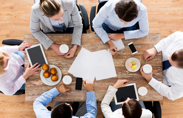 Close up of business team drinking coffee on lunch — Stock Photo, Image