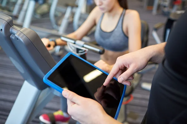 Close up van trainer handen met de tablet pc in de sportschool — Stockfoto
