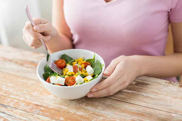 Close up van jonge vrouw salade eten thuis — Stockfoto