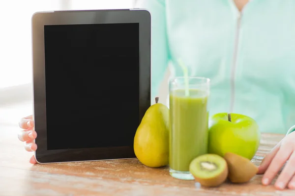 Close up van vrouw handen tablet pc en fruit sap — Stockfoto
