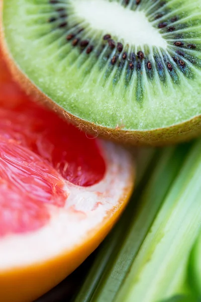 Zblízka zralého kiwi a grapefruity řezů — Stock fotografie