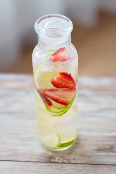 Zár-megjelöl-a gyümölcs víz üveg — Stock Fotó