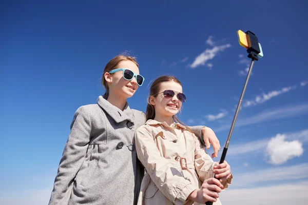 Šťastné holky s smartphone selfie stick — Stock fotografie