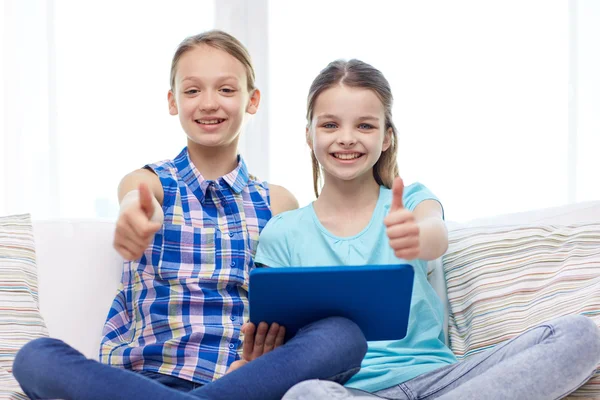 Meninas felizes com tablet pc e mostrando polegares para cima — Fotografia de Stock