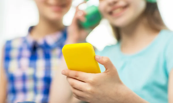 Close up of girls with smartphone and headphones — Stock Photo, Image