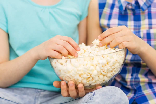 A gyerekek a popcorn tál eszik közelről — Stock Fotó