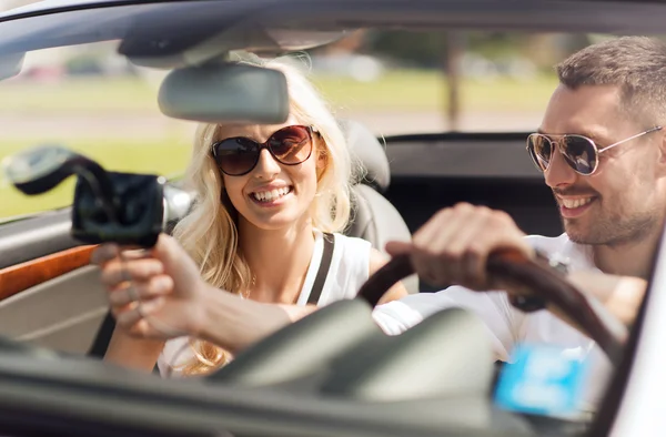 Boldog pár usin gps navigációs rendszer az autóban — Stock Fotó