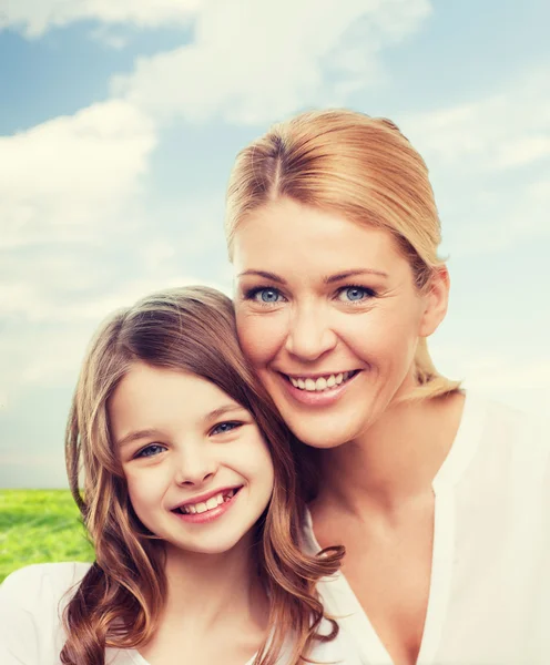 母親を笑顔と小さな女の子 — ストック写真