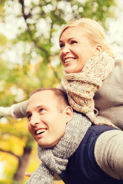 Sorrindo casal se divertindo no parque de outono — Fotografia de Stock