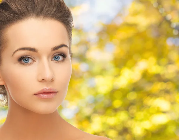 Beautiful young woman with bare shoulders — Stock Photo, Image