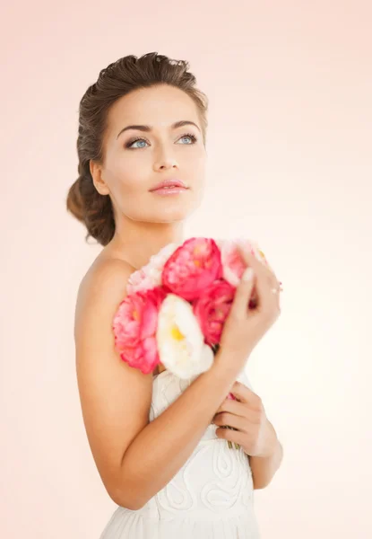 Vrouw met boeket bloemen — Stockfoto