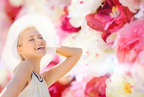 Schöne Frau genießt den Sommer im Freien — Stockfoto