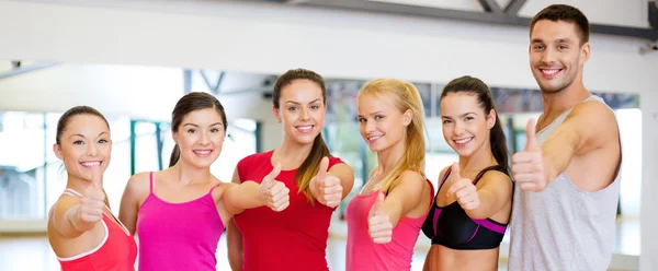 Gruppo di persone in palestra che mostrano i pollici in su — Foto Stock