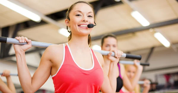 Gruppe lächelnder Menschen beim Training mit Hanteln — Stockfoto