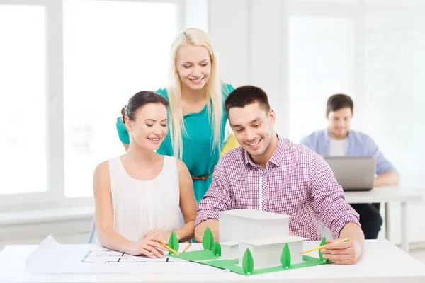 Lächelnde Architekten im Büro — Stockfoto