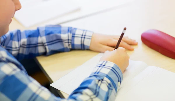 Gros plan de l'examen d'écriture de l'écolier à l'école — Photo