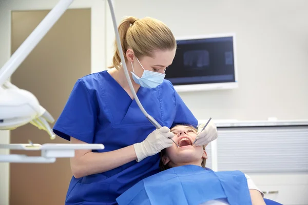 Női fogorvos, türelmes lány fogak ellenőrzése — Stock Fotó