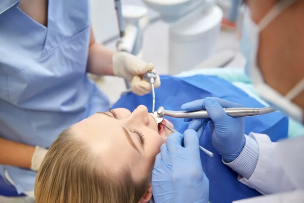 Закрытие стоматолога для лечения женских зубов пациента — стоковое фото