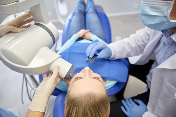 Tandarts en patiënt met tandheelkundige x-ray machine — Stockfoto