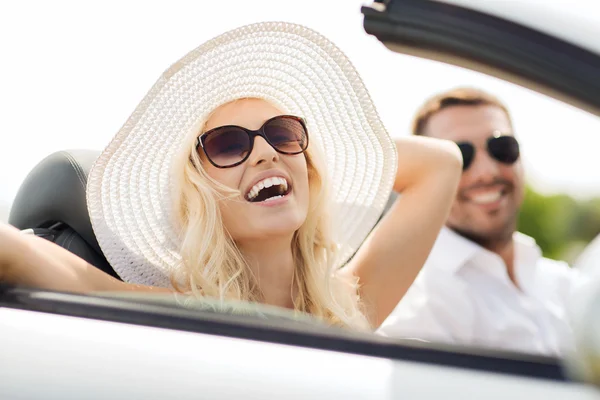 Feliz hombre y mujer conduciendo en coche cabriolet —  Fotos de Stock