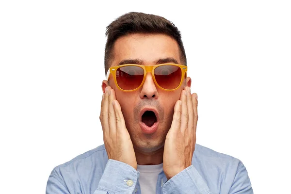 Rosto de homem assustado na camisa e óculos de sol — Fotografia de Stock