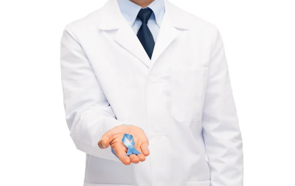 Médico con cinta de conocimiento de cáncer de próstata — Foto de Stock