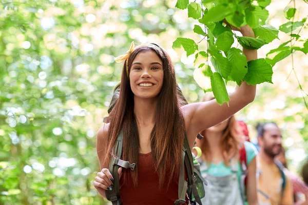 Grupo de amigos sorridentes com mochilas caminhadas — Fotografia de Stock