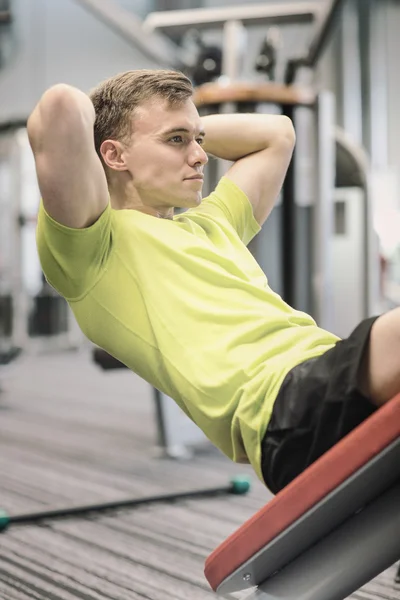 Uomo che si allena in palestra — Foto Stock