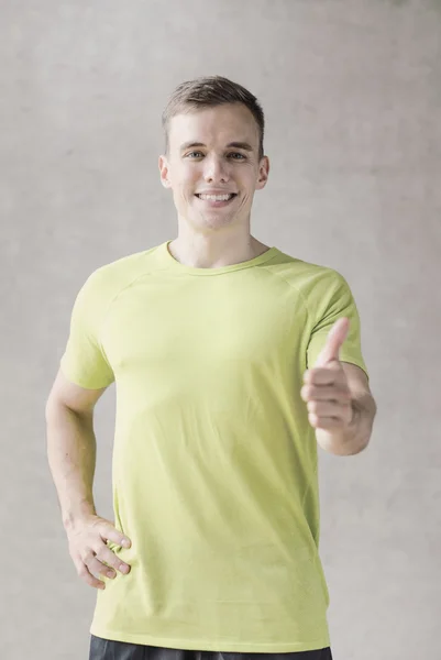 Uomo sorridente in palestra — Foto Stock